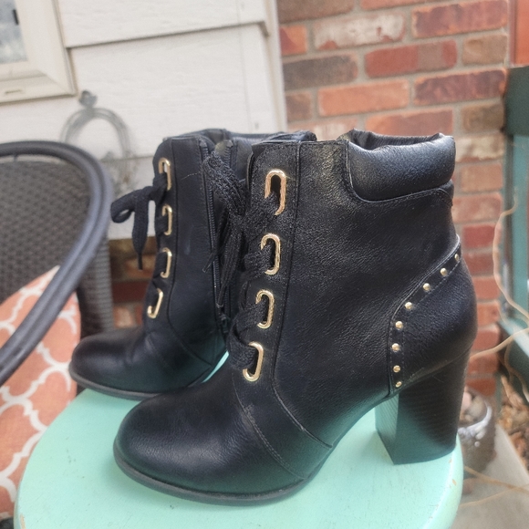 3.5 inch heeled studded black ankle booties size 8.5 - Picture 4 of 10